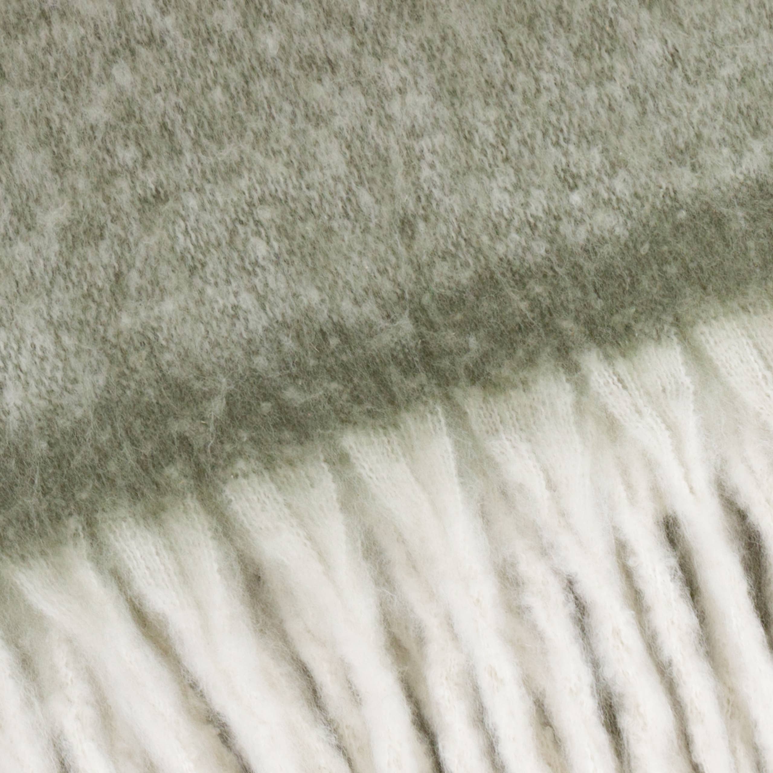 Cozy Woven Throw 140x180cm | Soft Green with Tassels